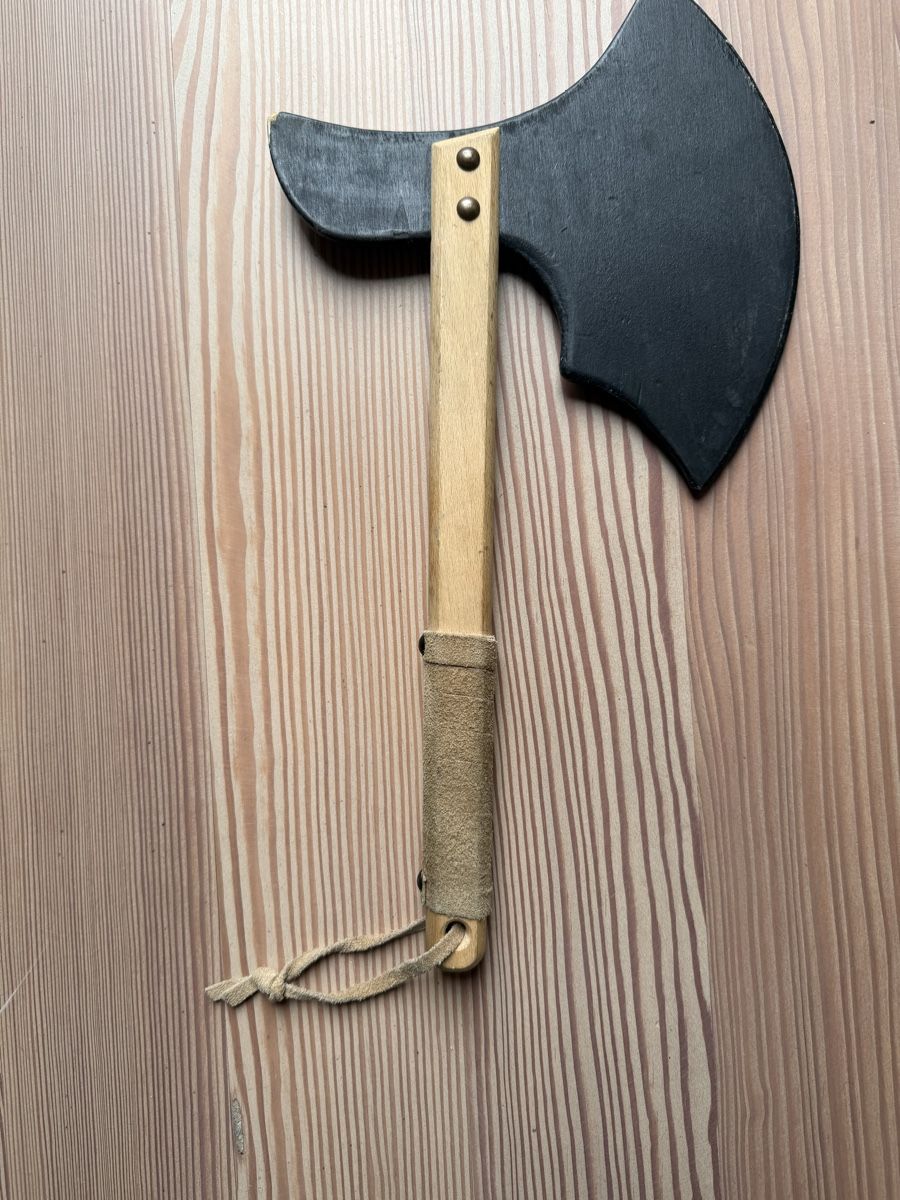 Spielzeuge: Holzaxt, Spielzeug Holz Axt / Ritter Wikinger – Gebraucht aus Brittnau von Malwe 1