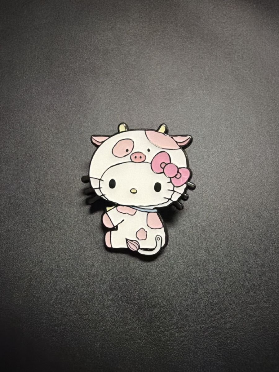 Placchette & Badge: Loungefly Hello Kitty Kuhkostüm – Usato da wynigen venduto da Birnenmus