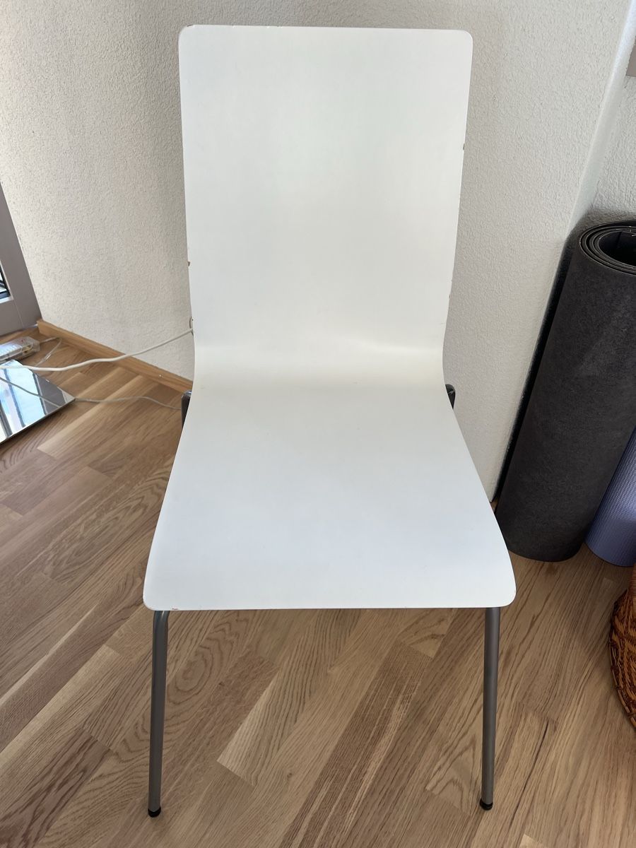Ikea Chaises: Zwei weisse Stühle – D'occasion à Wädenswil par Sacha