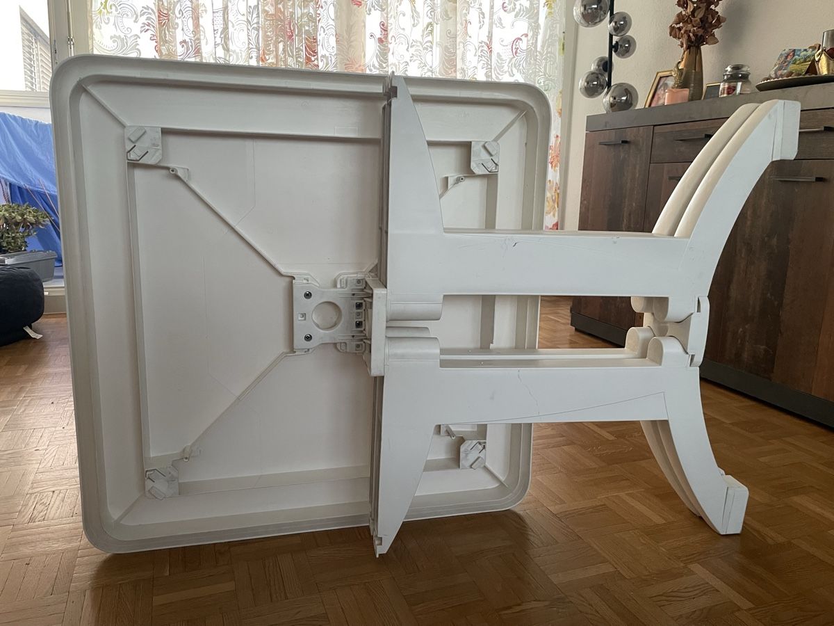 Tischset: Plastiktisch + 4 Stühle  – Gebraucht aus Oftringen von est_mcq8 4