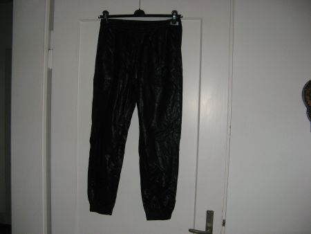 Hose Gr. M von Zara schwarz aus Kunststoff