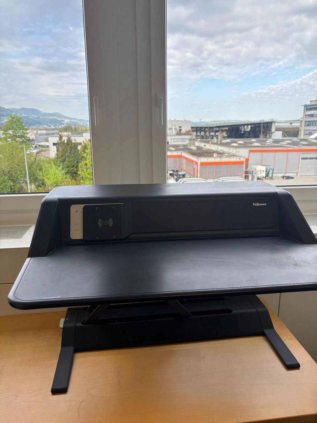 Staffa per monitor: Fellowes Stehtisch-Aufsatz höhenverstellbar – Usato da Jona venduto da roger.bartholet