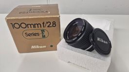 Objektiv NIKON Series-E 100mm f/2.8 mit Originalverpackung