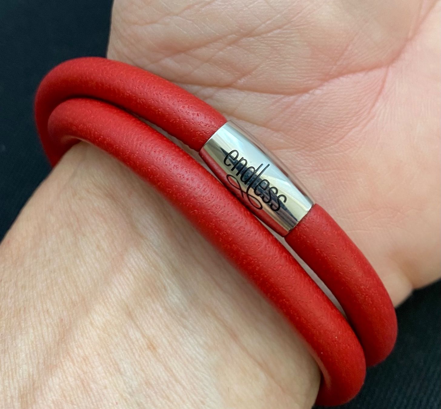 Bracciali & Braccialetti: Lederarmband 40cm, Verschluss magnetisch, Rot – Usato da Reichenburg venduto da Noxima 1