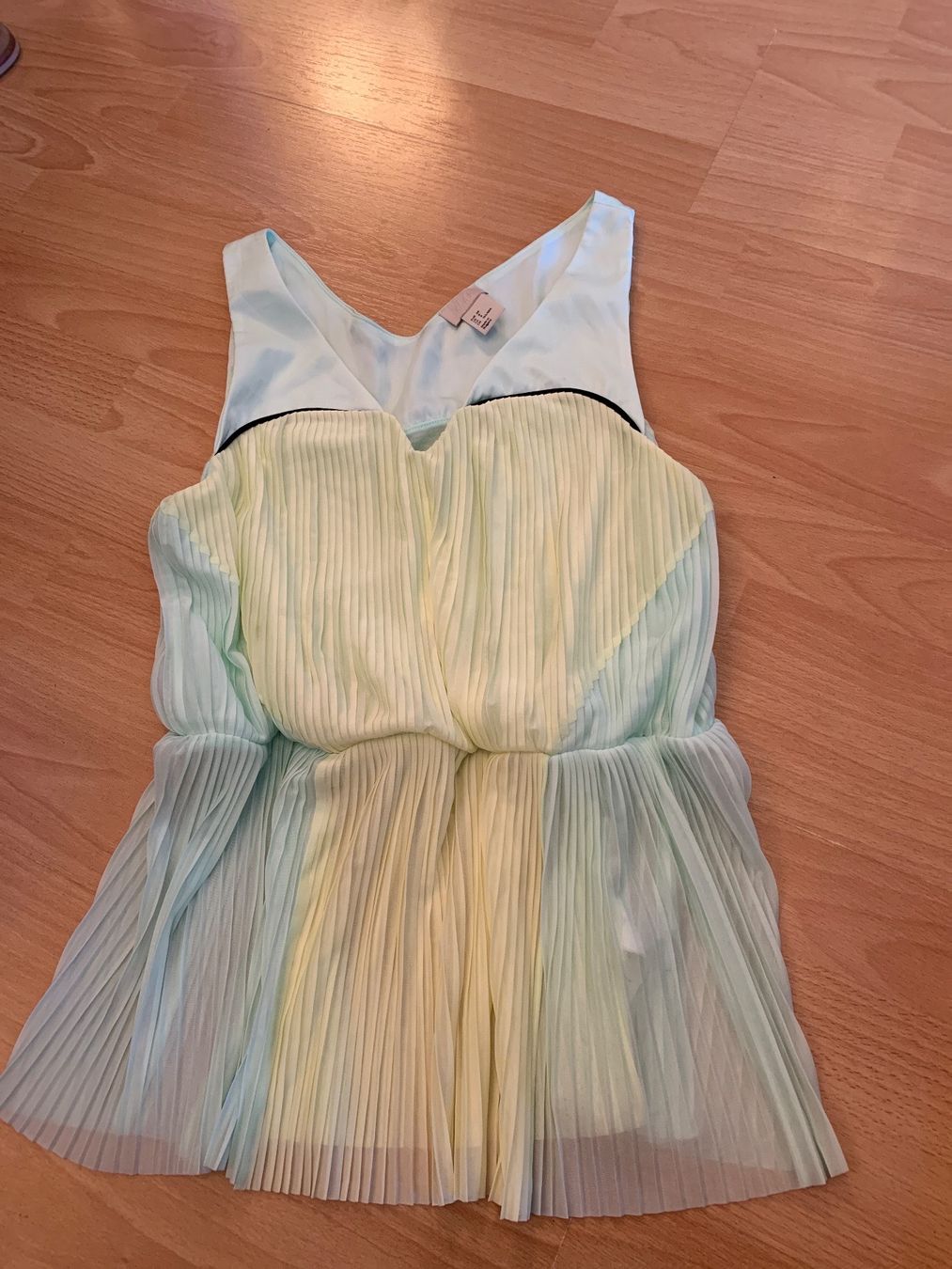 H&M Tops: Joli haut H&M taille 38 – Gebraucht aus MEYRIN von Gwendo10