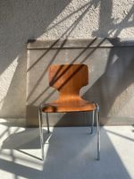 Holzstuhl im Arne-Jacobsen-Stil mit Chromgestell