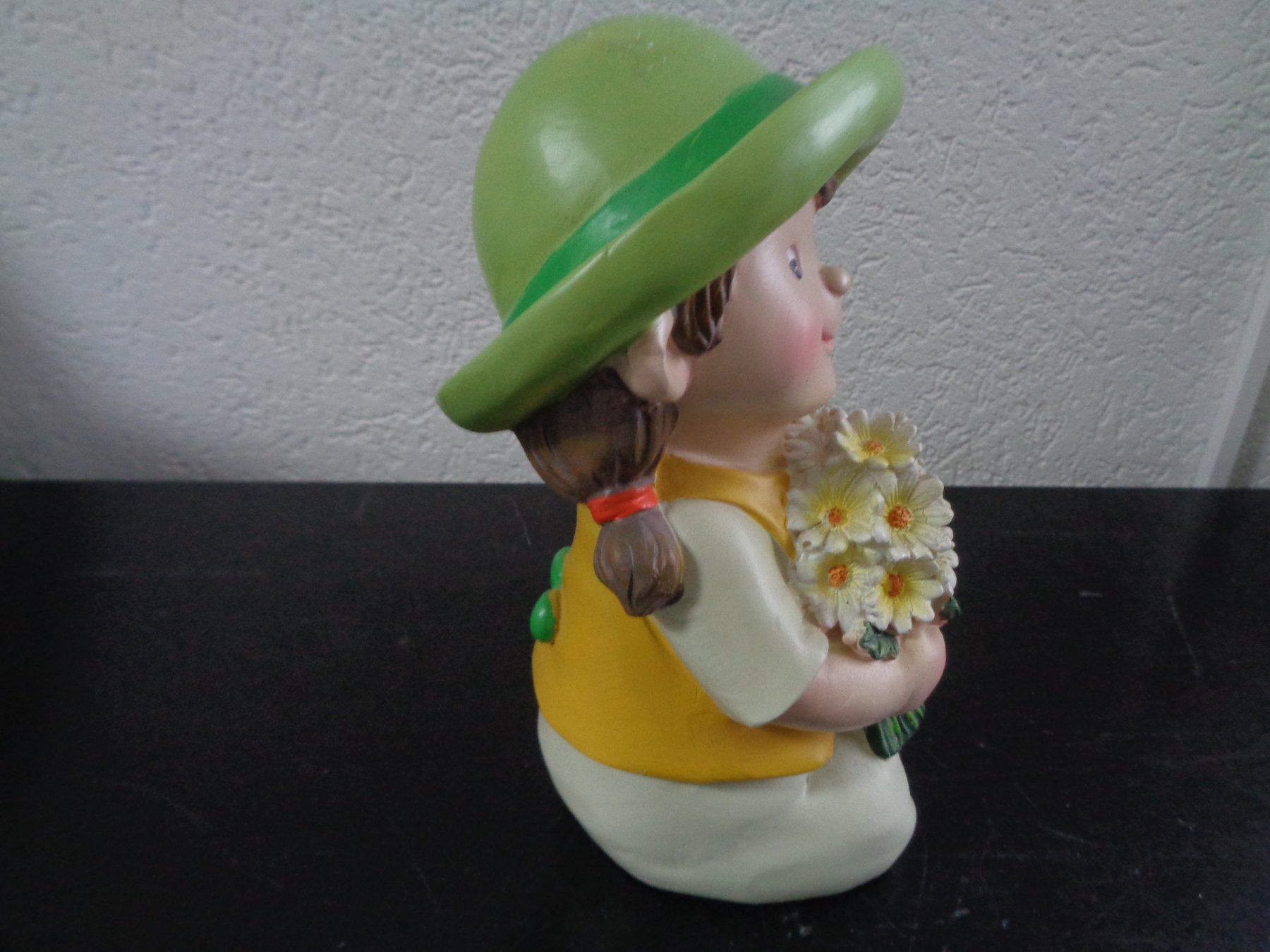 Figuren: Sitzendes Blumen Mädchen (19 cm) – Neu und originalverpackt aus Langenbruck von Gumsi 2