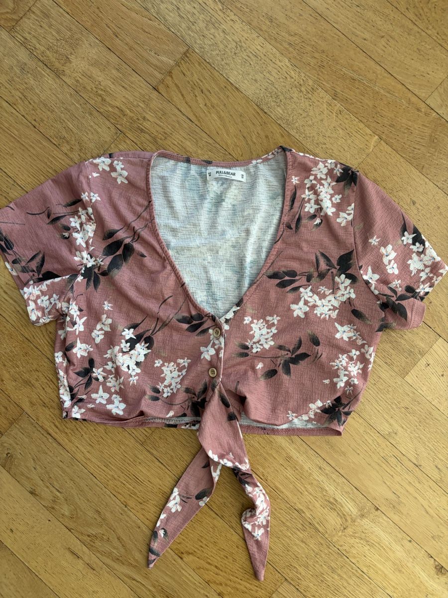 Pull&Bear Top: Pull&Bear Crop Top à Fleurs - Parfait pour l'été! – Usato da Martigny venduto da O96 2
