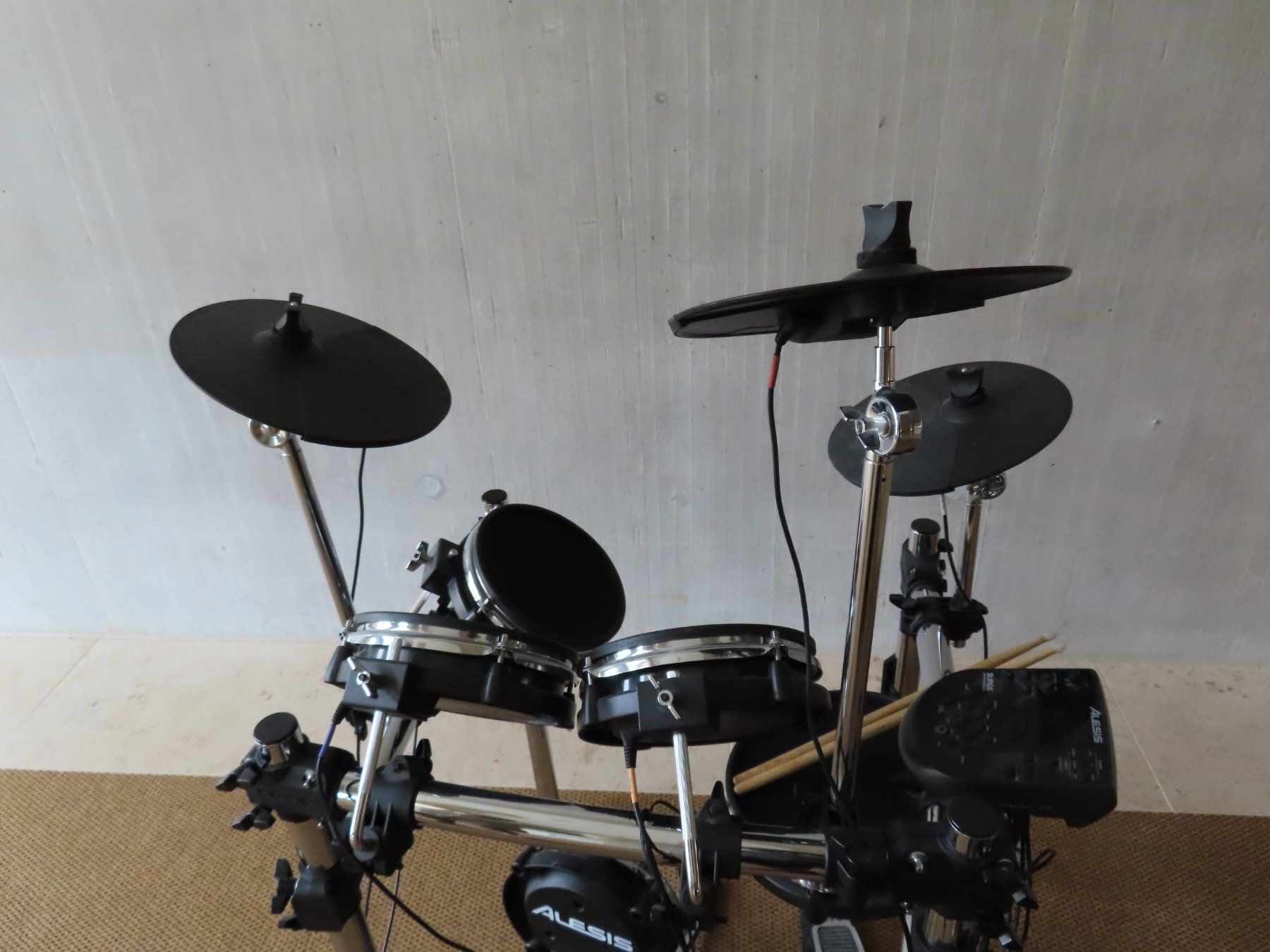 Alesis Strumenti musicali: Alesis Surge Mesh-E-Drum Kit – Usato da Reinach BL venduto da WBZ-Flohmarkt 1