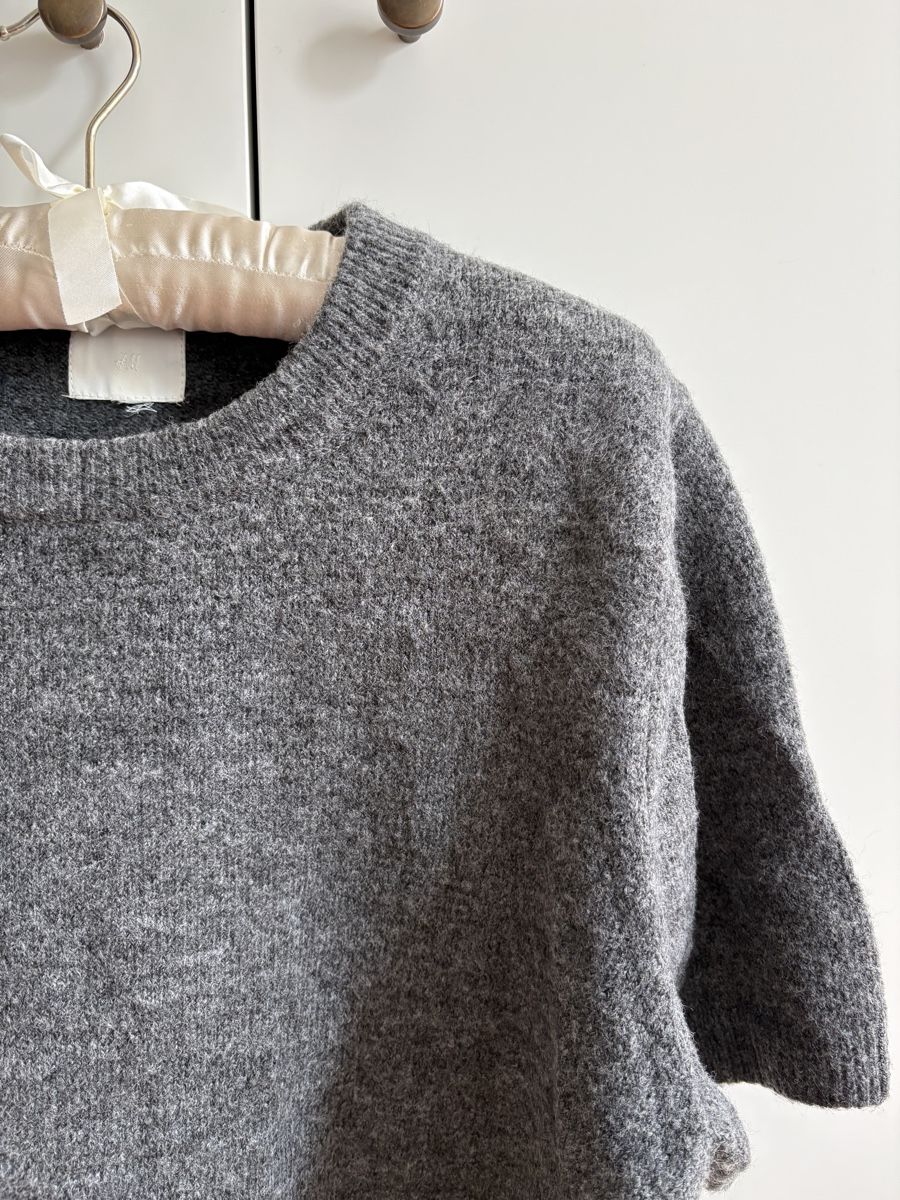 H&M Pulls & Sweat-shirts: Grauer Kurzärmel Pullover, Grösse M, H&M – D'occasion à Zürich par Sera.13 2