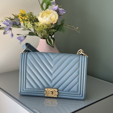 Chanel Boy Bag Medium – Blau, Chevron, Gold Hardware