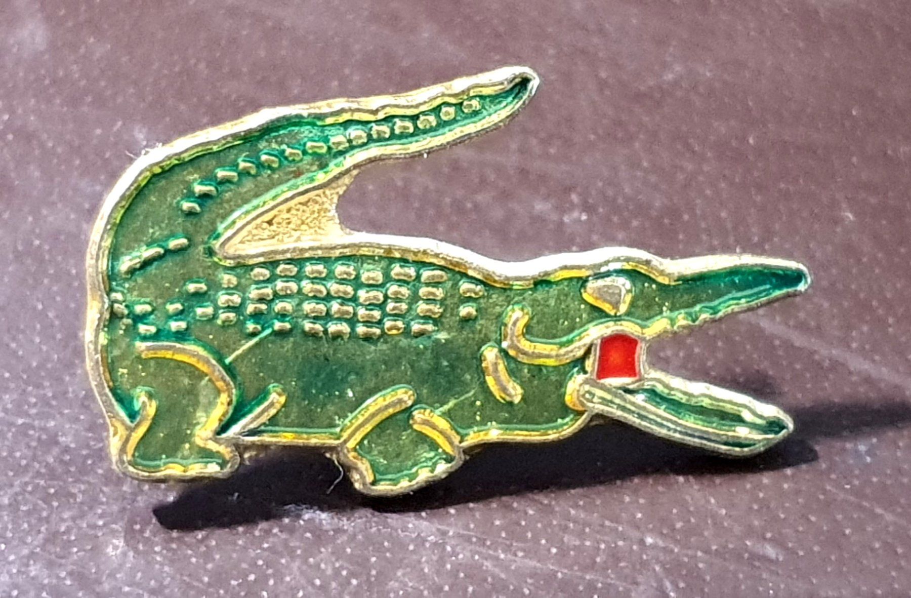 Lacoste Plaketten & Abzeichen: Y341 - Pin Krokodil Lacoste – Gebraucht aus Reinach BL von Boston-Verkauf
