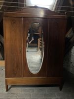 Schrank / Spiegelschrank / Holzschrank mit Flügeltüren