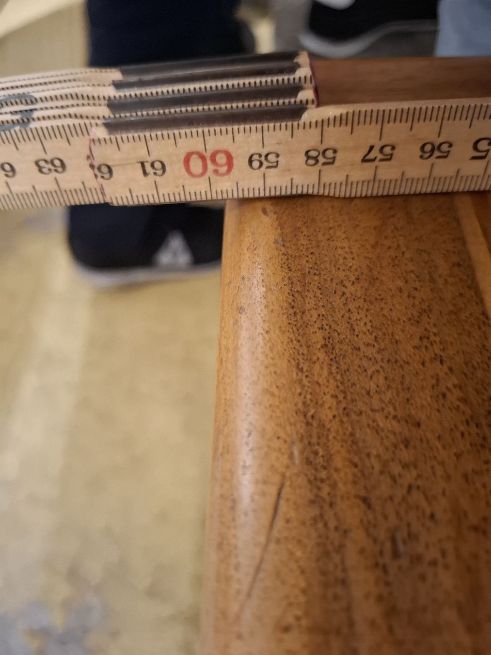 Tische: Holztisch, Wohnzimmertisch mit Ablage. – Gebraucht aus Stäfa von UH82 5