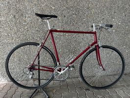 Rennvelo dunkelrot mit Stahlrahmen