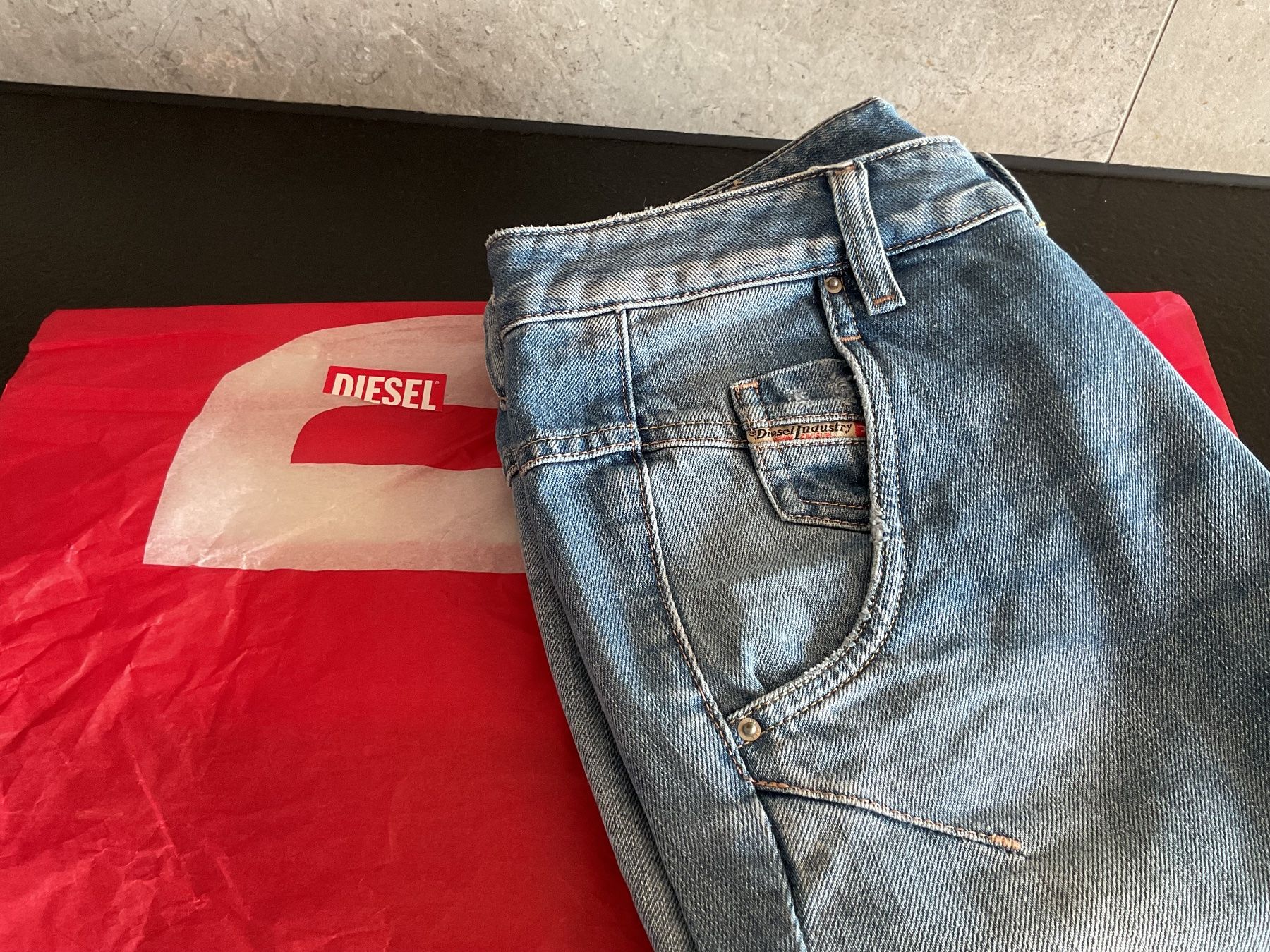 Diesel Jeans: Jeans Diesel – Nuovo (secondo la descrizione) da Neuchâtel venduto da sta_7qfy