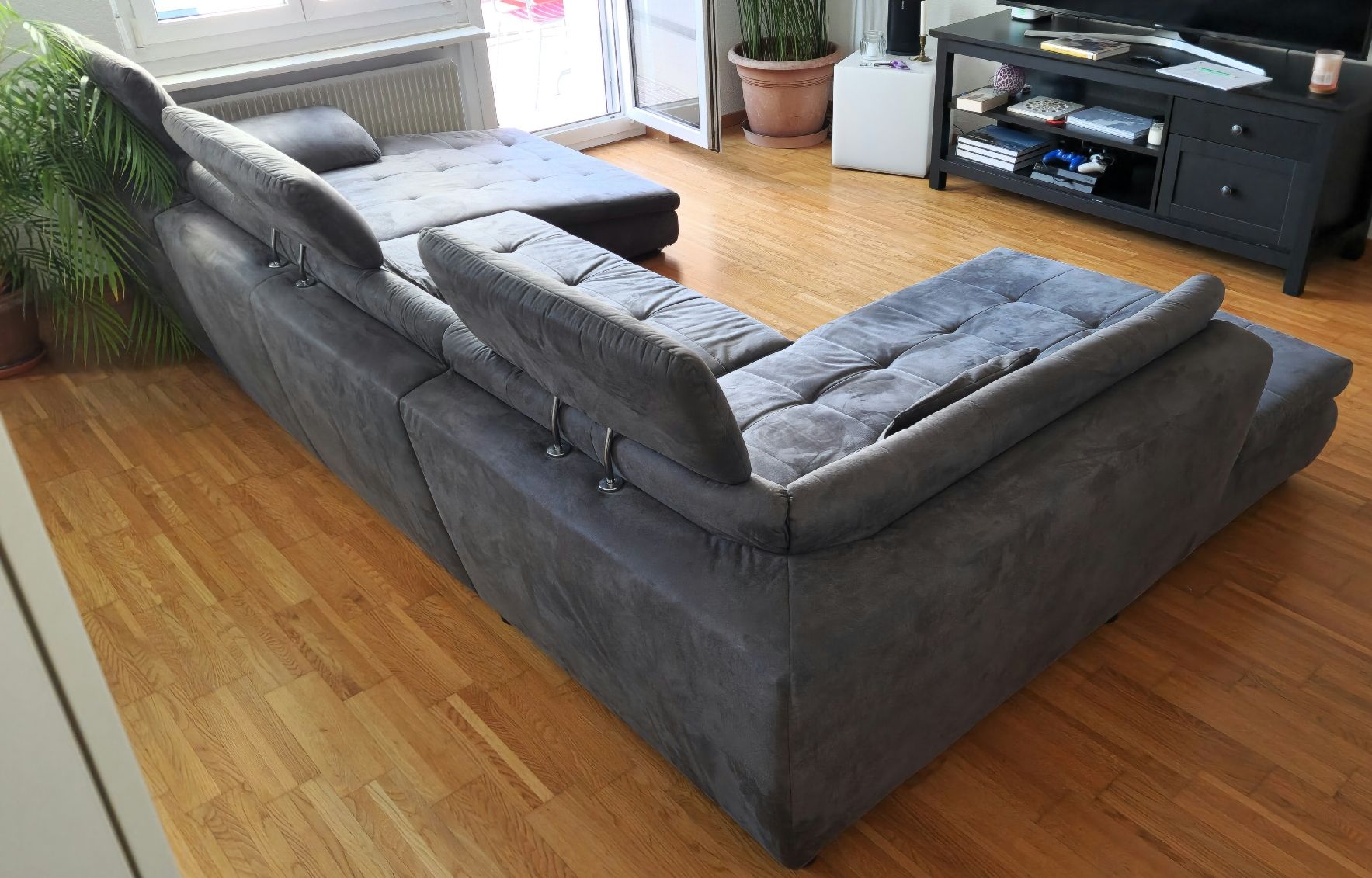 Conforama Divani: Grosses Ecksofa grau mit Schlaffunktion und Bettkasten – Usato da Zuchwil venduto da Smeili64 1