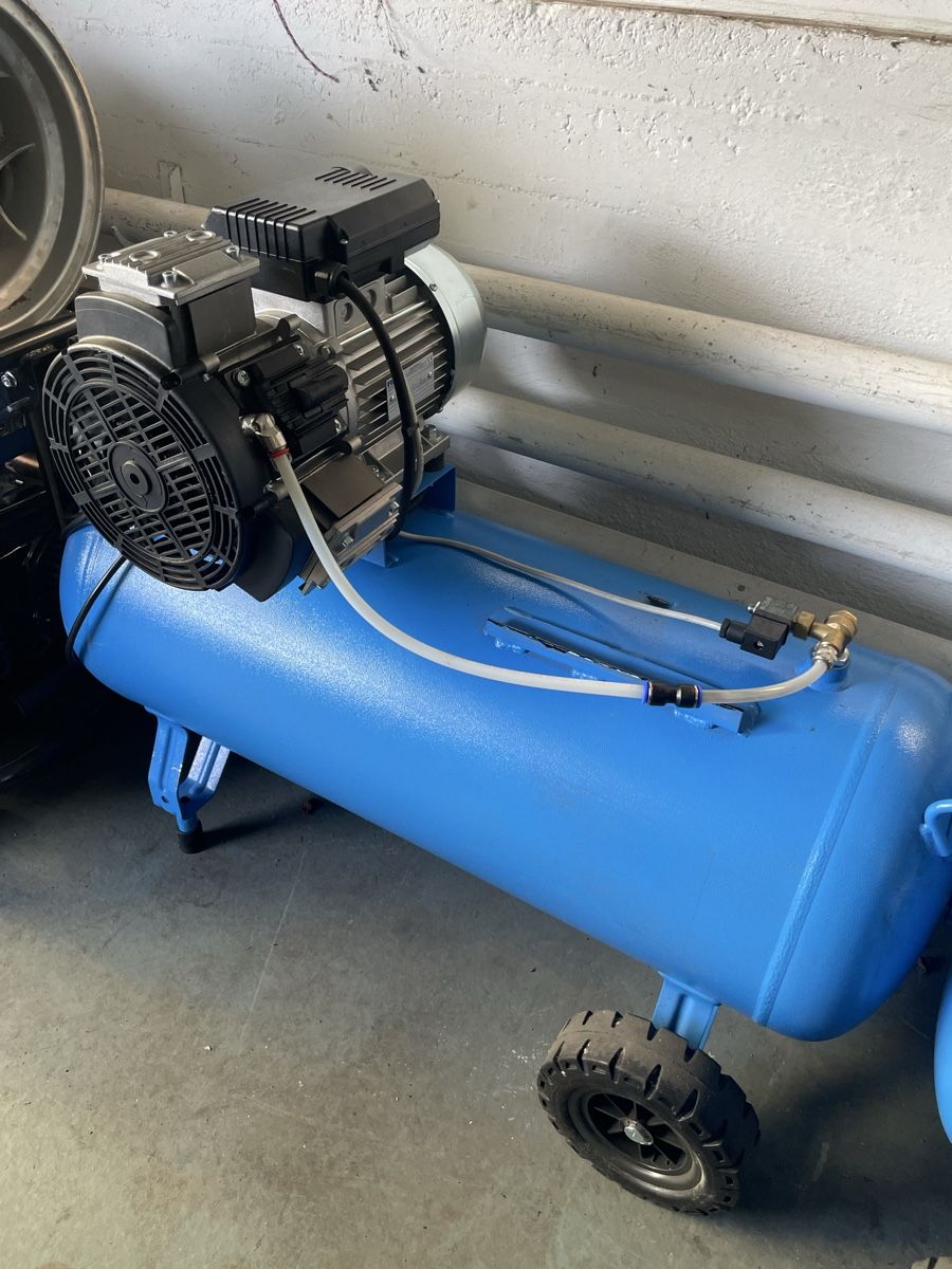 Kompressoren: Druckluftkompressor 90l – Gebraucht aus Sirnach von MotionModular 1