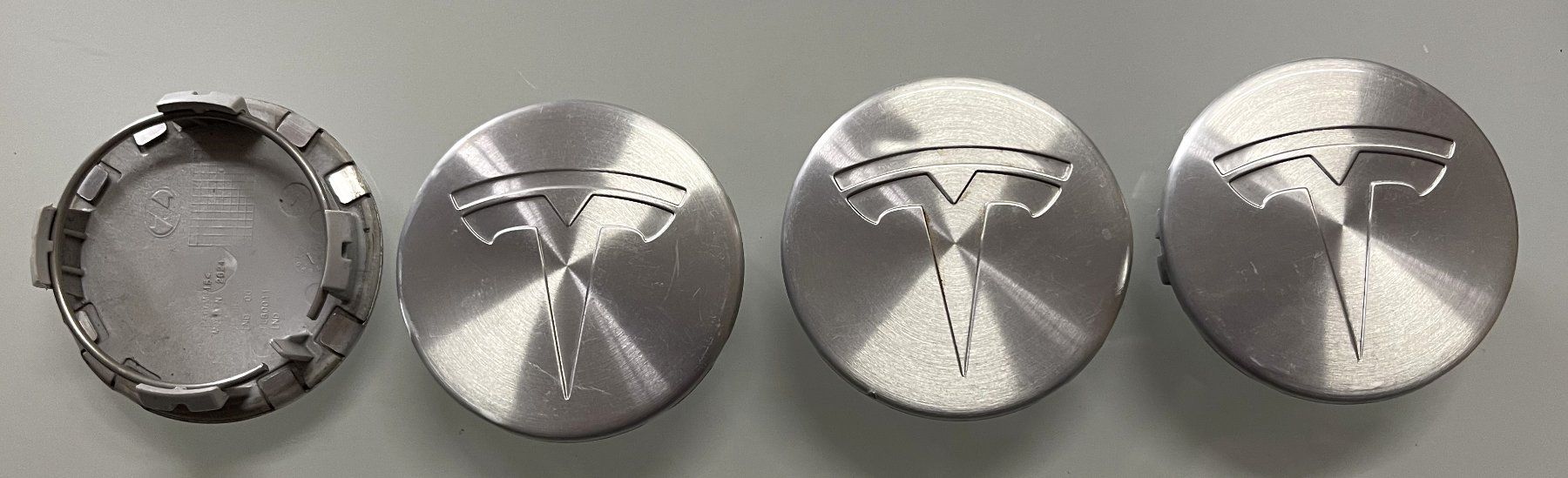 Tesla Tutti pezzi di ricambio auto: TESLA - Radkappen-Set – Nuovo (secondo la descrizione) da Oftringen venduto da Vucki 1