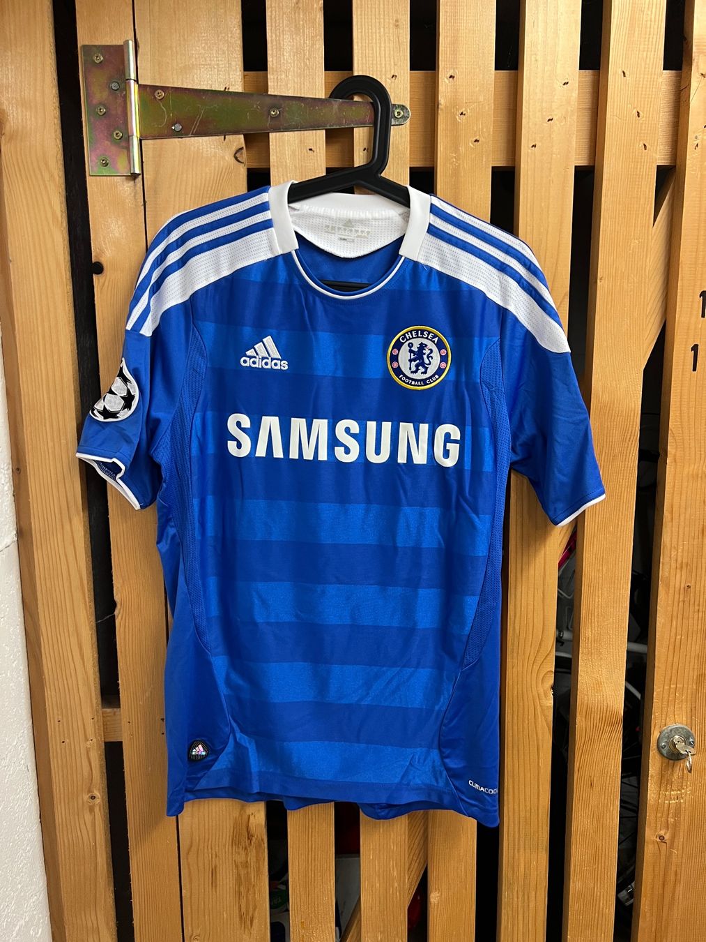 Adidas Canottiere & Pantaloni: Chelsea Trikot Drogba 2011-2012 – Usato da Cully venduto da DealerPrice