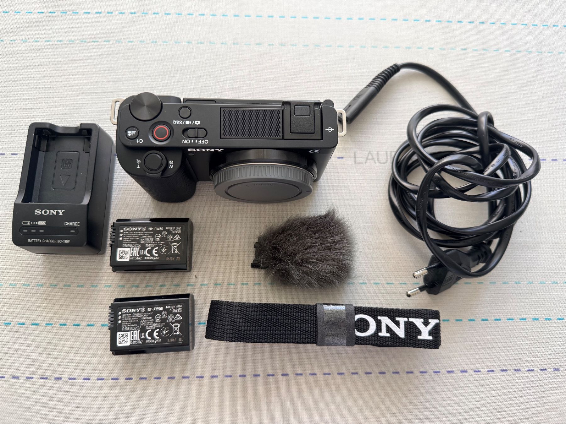 Sony Fotocamera: Sony Alpha ZV-E10 body neuwertig – Nuovo (secondo la descrizione) da Giubiasco venduto da nofi85