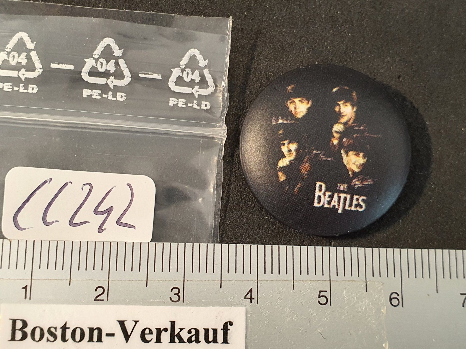 Placchette & Badge: CC242 - Pin /Button - Musik - The Beatles – Usato da Reinach BL venduto da Boston-Verkauf
