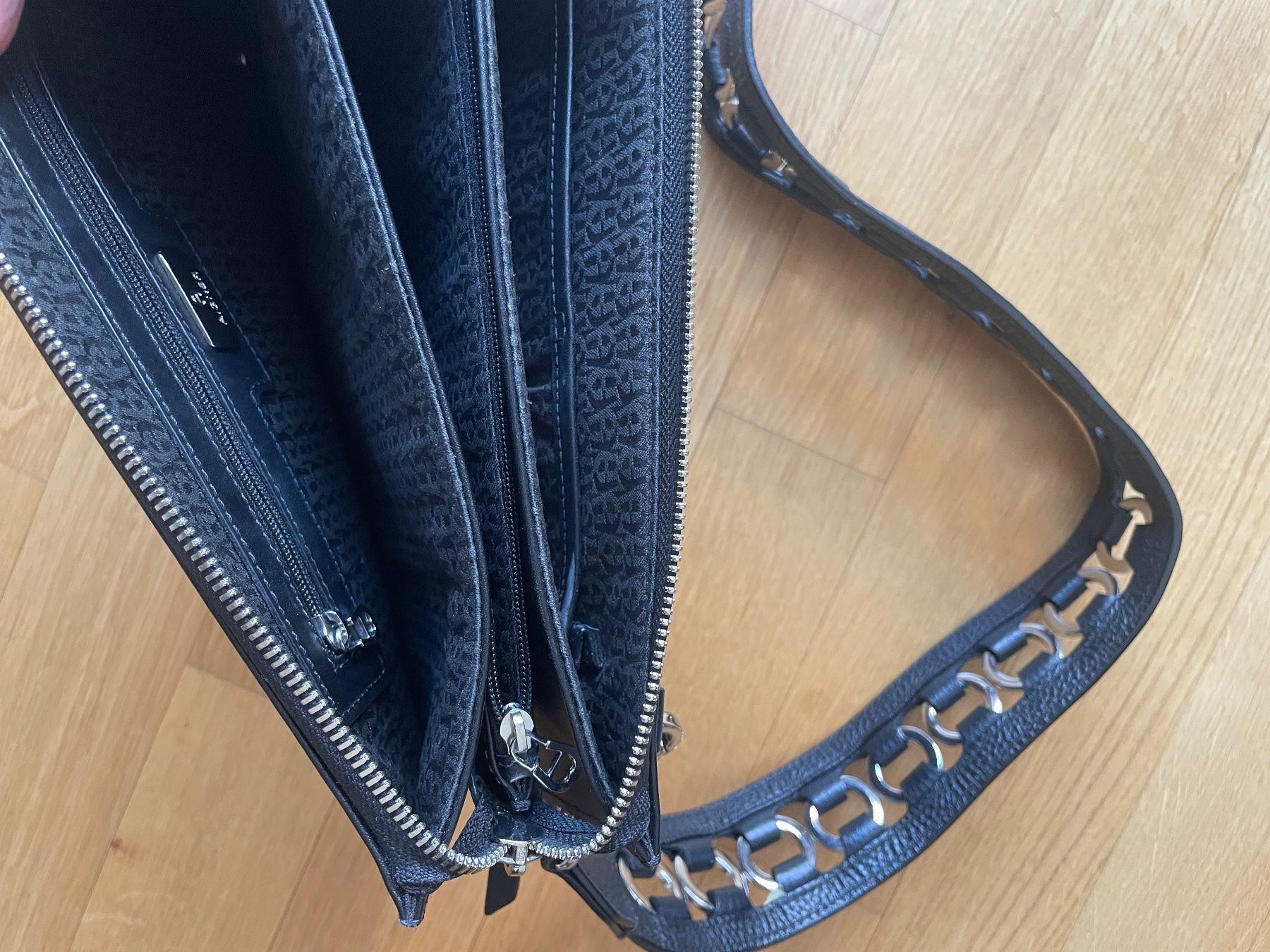 Aigner Borse: AIGNER Clutch mit drei Fächern und coolem Strap – Usato da Zürich venduto da fabienne1234 1