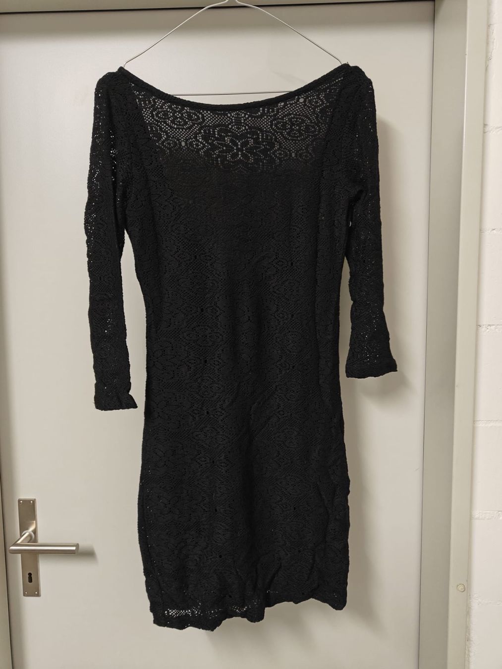 Vestiti: Schickes, kurzes, schwarzes Spitzenkleid, Grösse 36 – Usato da Basel venduto da Tierschutz-Flohmi