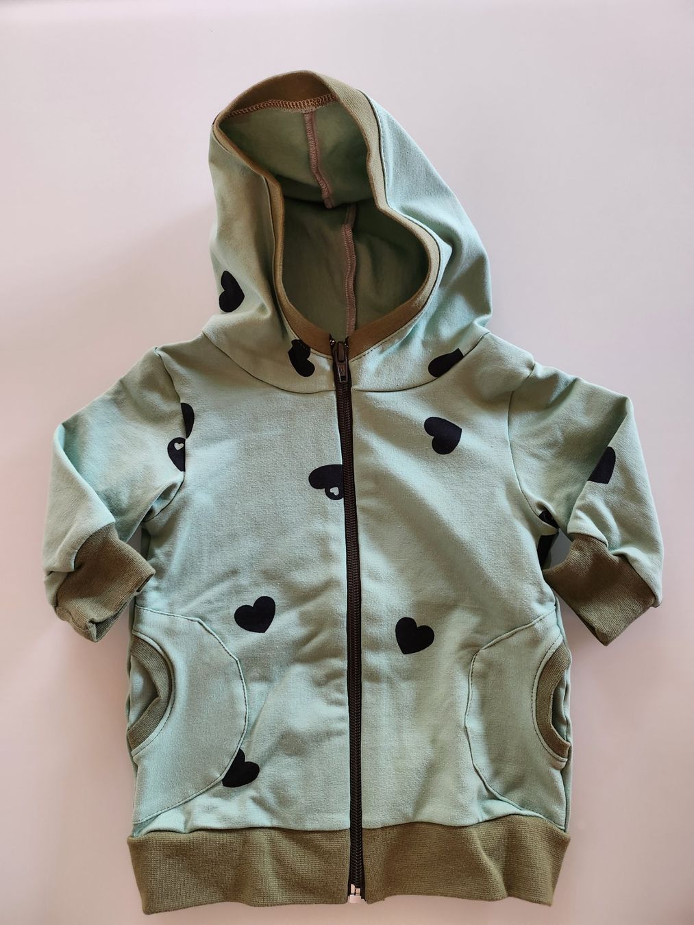 Giacche & Cappotti: Grüne Jacke mit Herzen, neu, Gr. 62 – Nuovo (secondo la descrizione) da Othmarsingen venduto da pao_2xld
