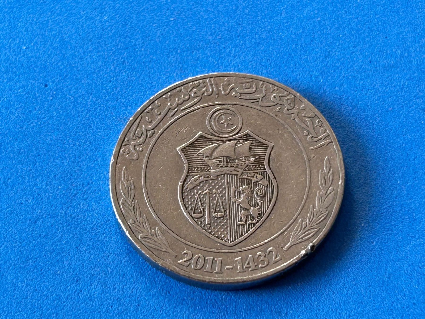 Alle Münzen: Tunisia - 1 Dinar - 2011 [Circulated] – Gebraucht aus Corcelles NE von AJKader 9