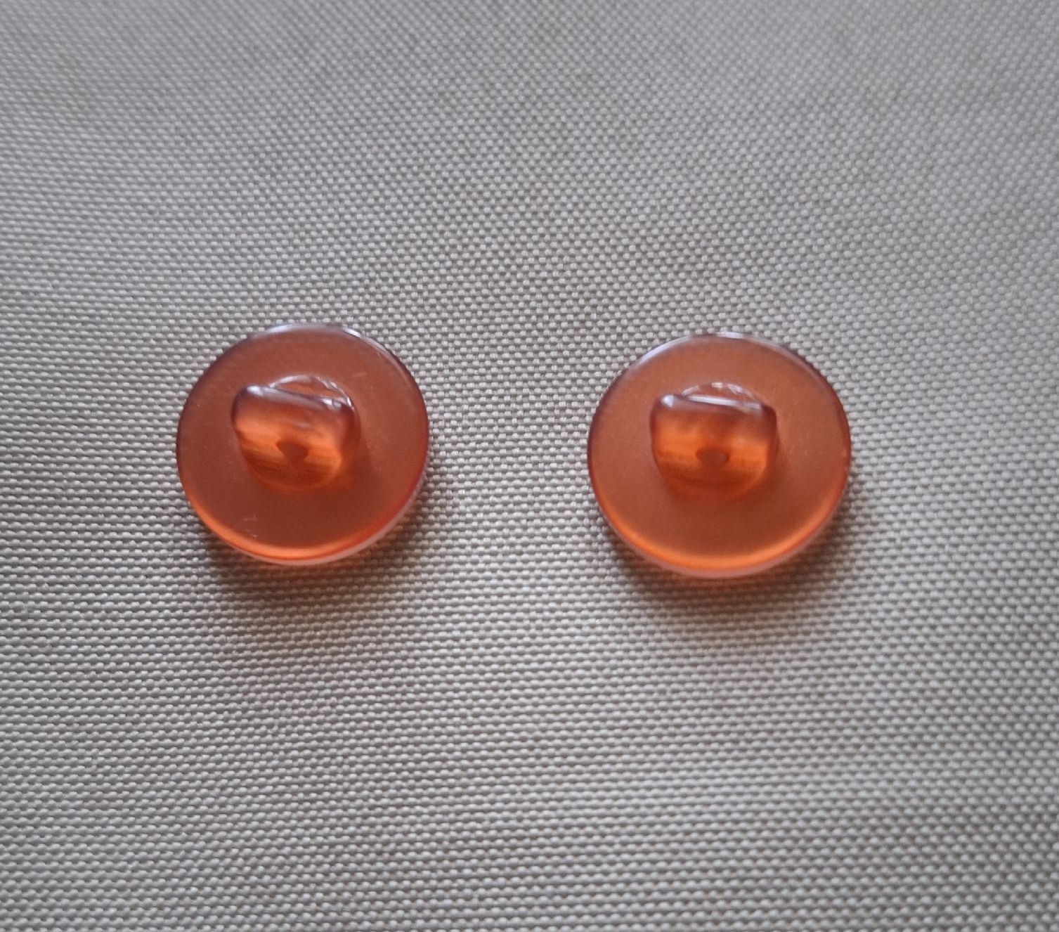 Bottoni: 2 Stück Knöpfe orangfarben, 16 mm. – Usato da Dietikon venduto da Hirschkopf 1