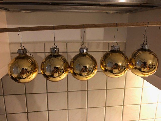 Alle Dekorationen: 5 Stück klassische, goldfarbene Weihnachtskugeln – Gebraucht aus Gossau/ZH von amazonas66 1