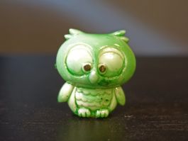 Kleine, grüne Eule aus Kunststoff