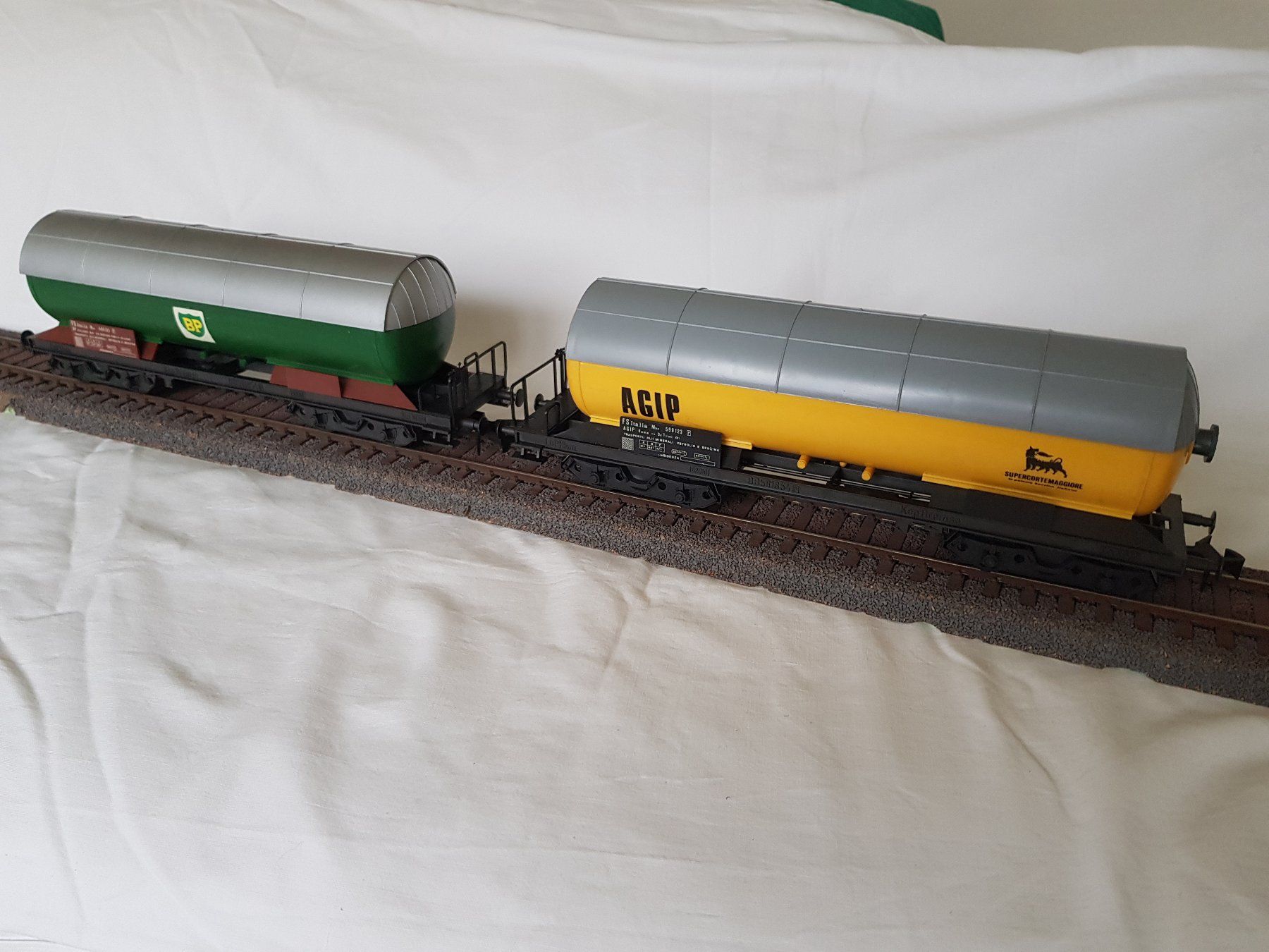 Lima Modellini di ferrovie: 2 Lima Tankwagen – Nuovo (secondo la descrizione) da Luzern venduto da inca55