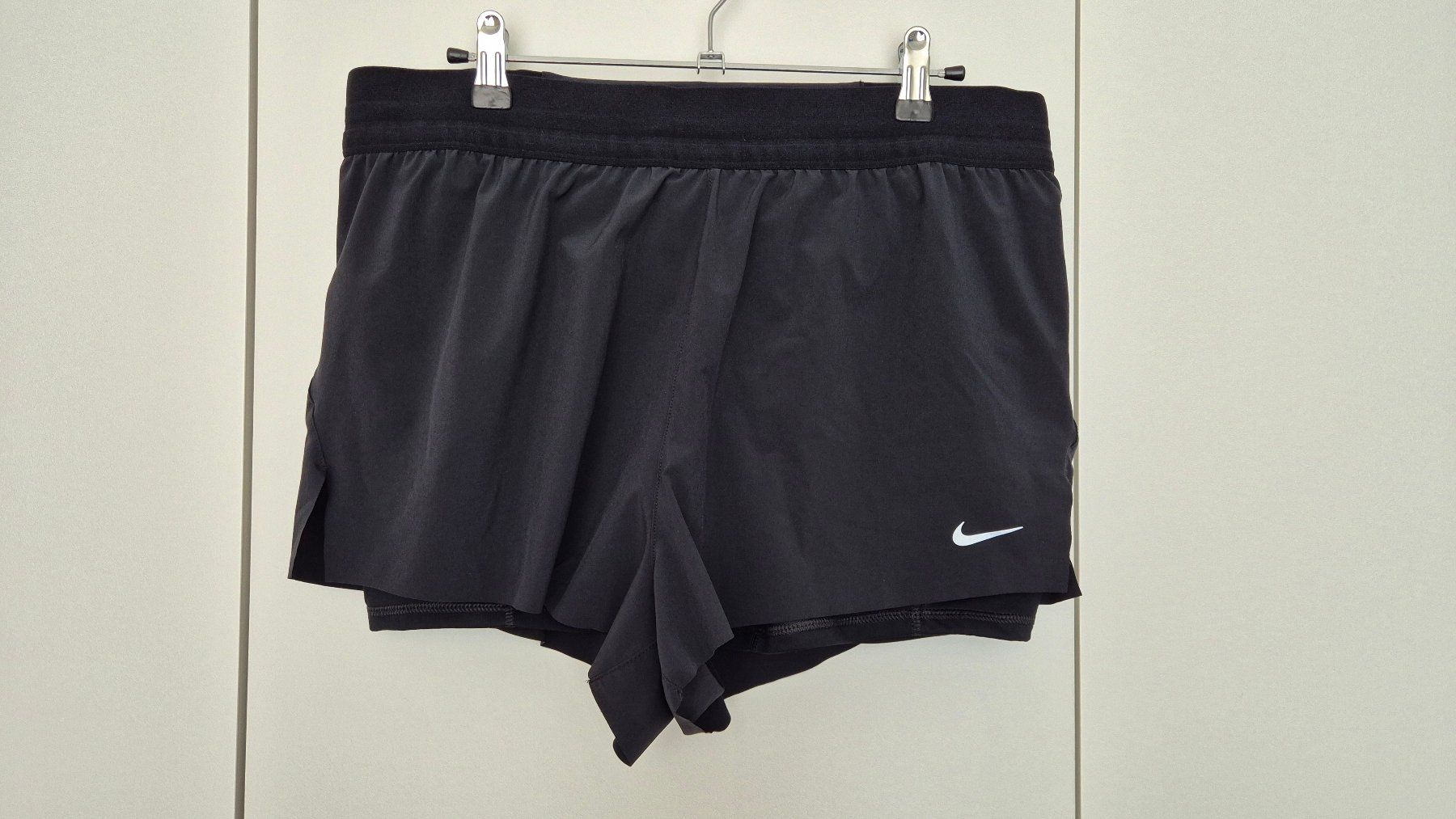 Peak Performance Pantaloni: NIKE Performance 2-in-1 Shorts, schwarz, L – Nuovo (secondo la descrizione) da Münchenstein venduto da Trinity