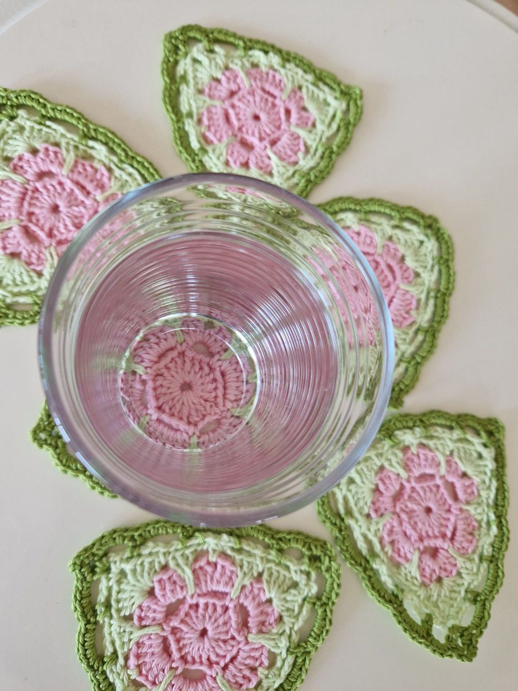 Alle Dekorationen: 6 gehäkelte Untersetzer, Coaster Blume 'Spring' Handmade – Neu (gemäss Beschreibung) aus Neuhausen am Rheinfall von Alchimista 2