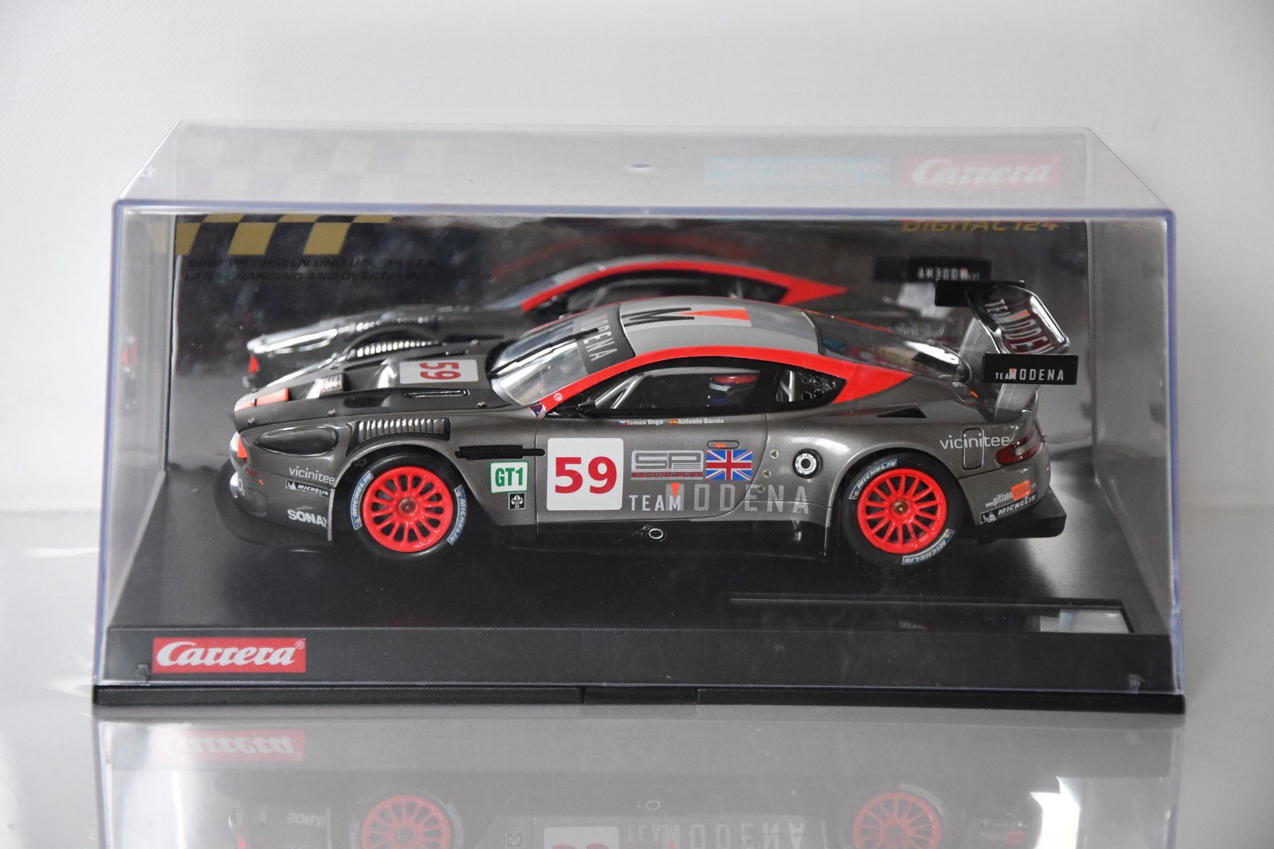 Carrera Piste: Carrera Digital 124 Aston Martin DBR9 "Team Modena, No.59" – Nuovo (secondo la descrizione) da Grenchen venduto da garage-city