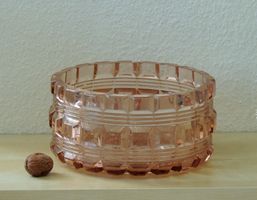 Saladier art déco, verre pressé rose saumon, années 1930-40