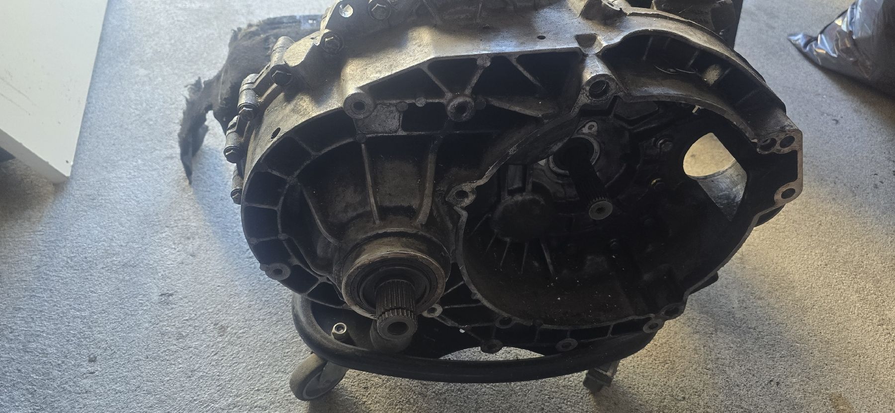 VW Tutti pezzi di ricambio auto: Schaltgetriebe VW T5 – Difettoso da Niederurnen venduto da AlenK