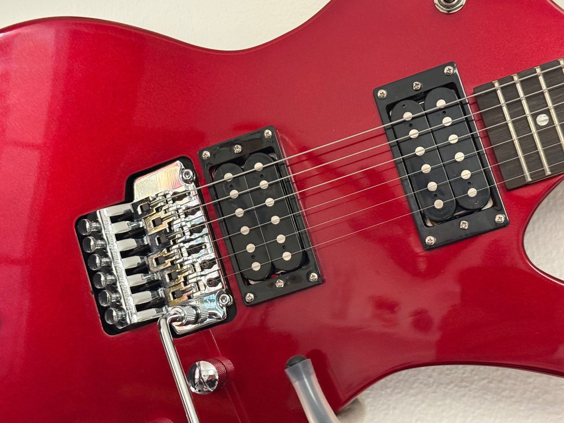 Musikinstrumente: Rote-metallic Rocktile E-Gitarre mit Floyd Rose Typ Iceman – Gebraucht aus Köniz von cone_cry 1