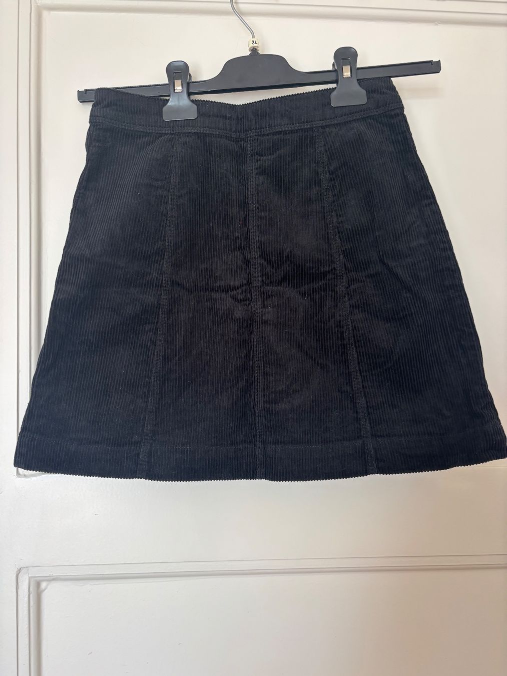 H&M Gonne: Jupe noir en velours côtelé – Usato da Lausanne venduto da line_2kpd 1