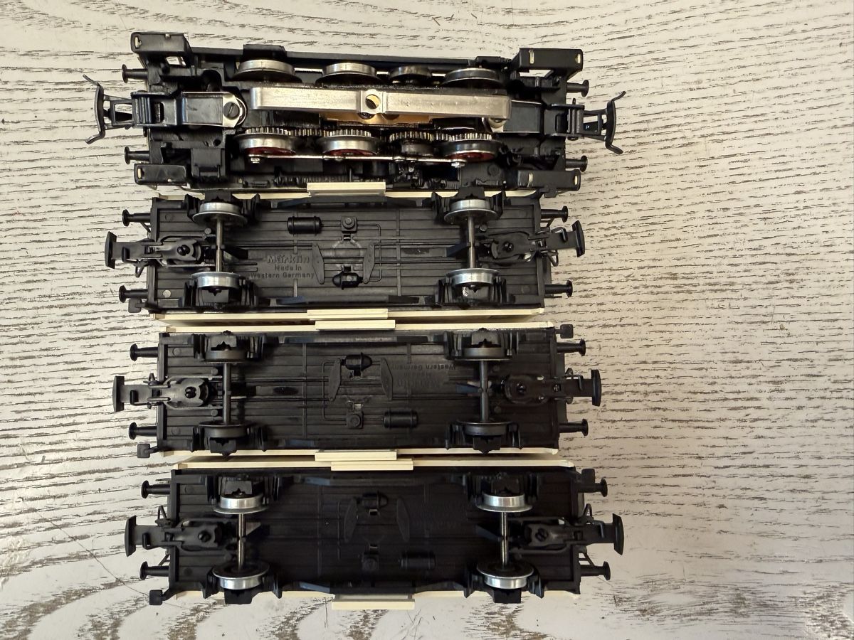 Märklin Modelleisenbahnen: Märklin 3141 DB BR 260 Bierzug – Gebraucht aus Lupsingen von New-Haven 5