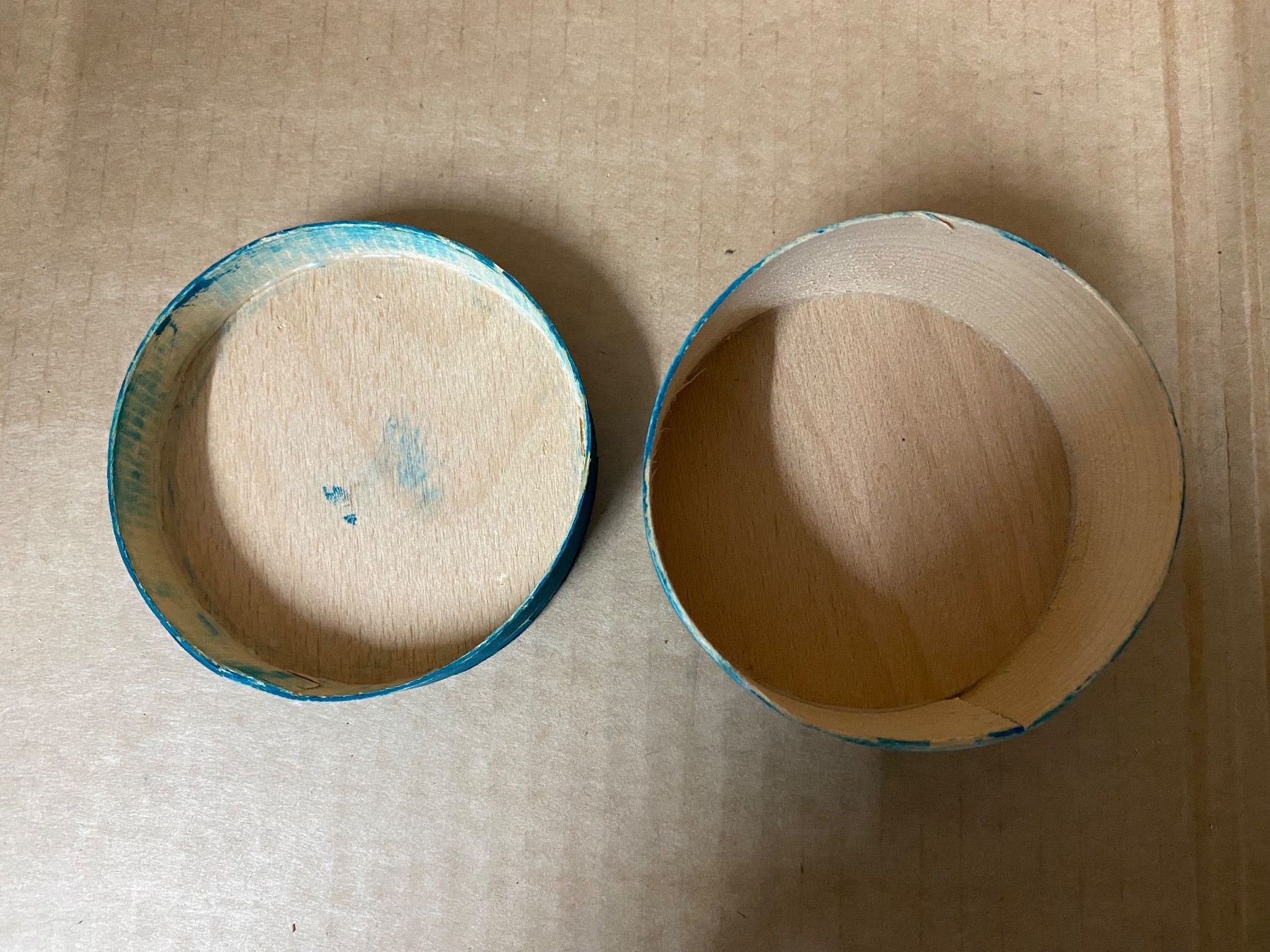 Alle Dekorationen: Runde Holzdose, bemalt, mit Bildemblem, 50er – Gebraucht aus Eschlikon TG von ArtRec 1