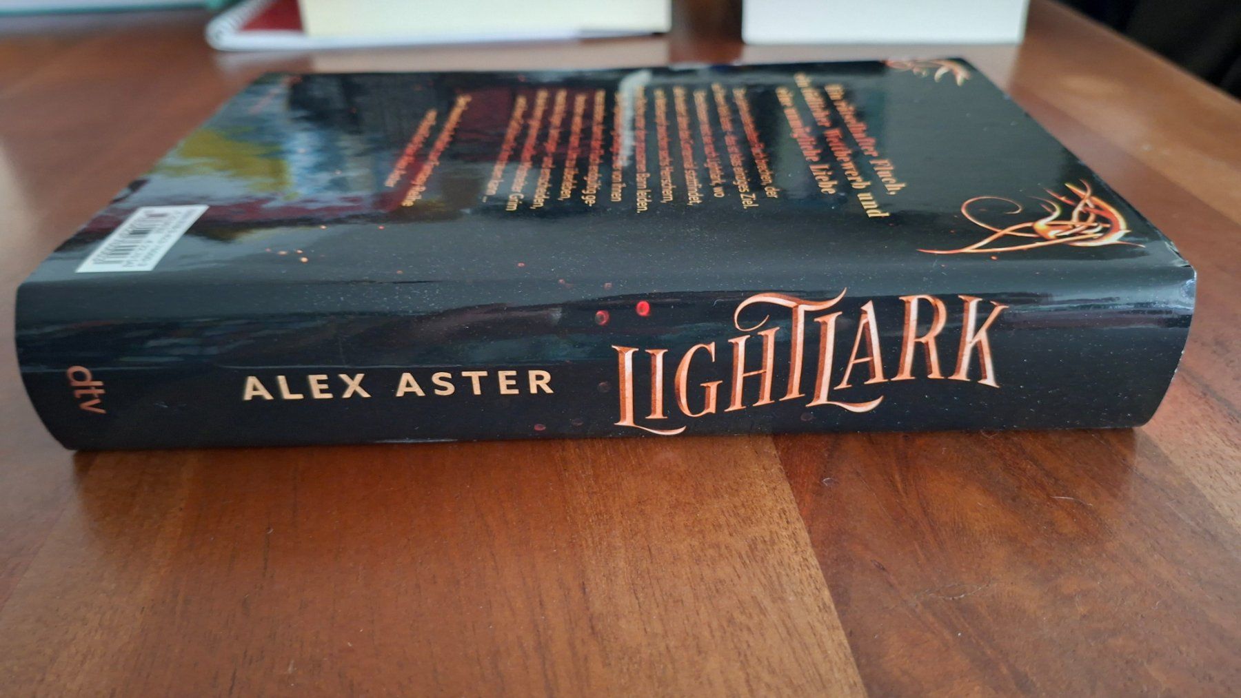 Livres: Lightlark – D'occasion à Winterthur par Neko4 3