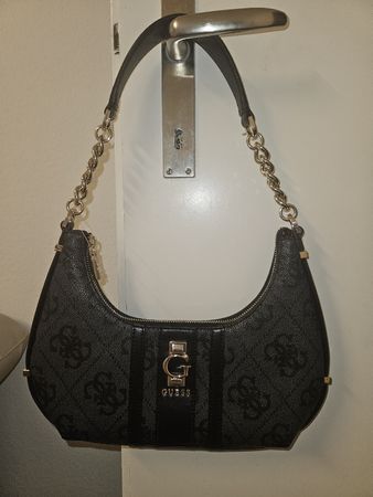 Elegante Guess Handtasche - Perfekt für den Sommer!