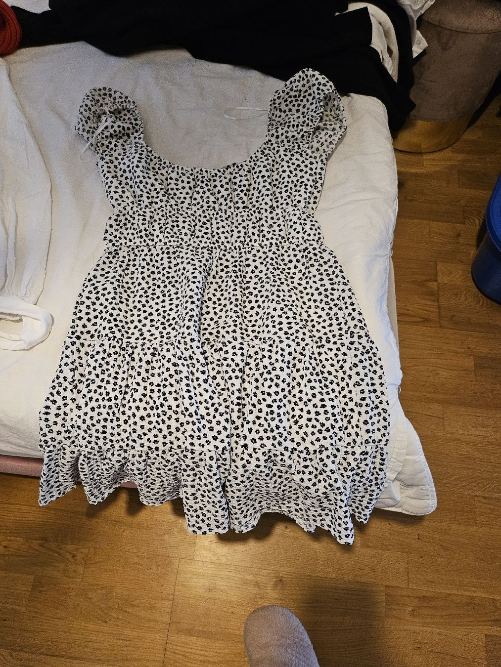 Lotti di vestiti: diverse Kleider, hosen, pullis, corset, tops – Usato da Bätterkinden venduto da trinidad103
