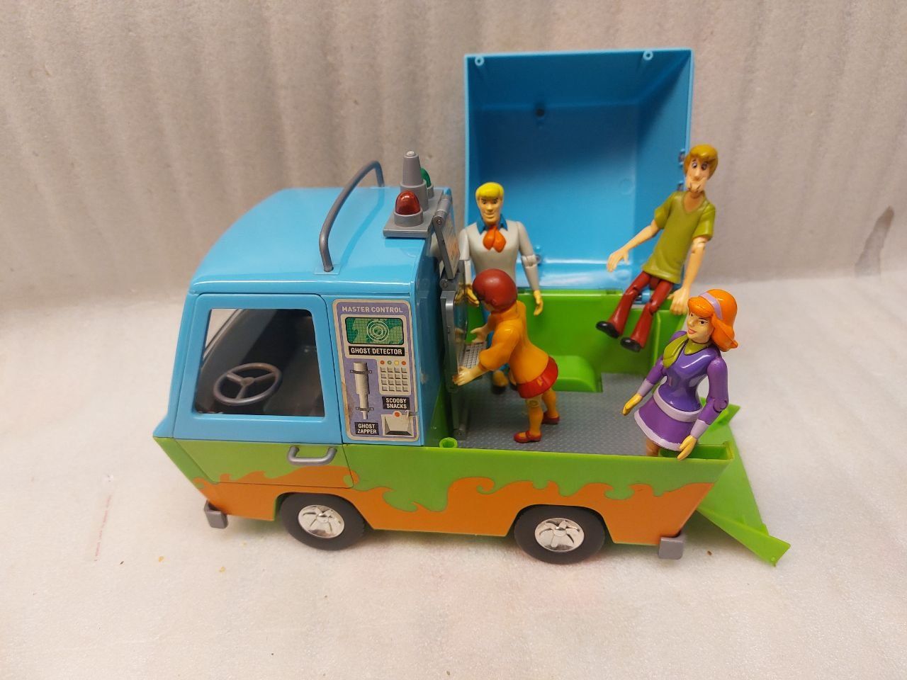 Giocattoli: Scooby-Doo Mystery Machine van with 4 characters - 2005 – Usato da Pambio Noranco venduto da TREBORLOP 2