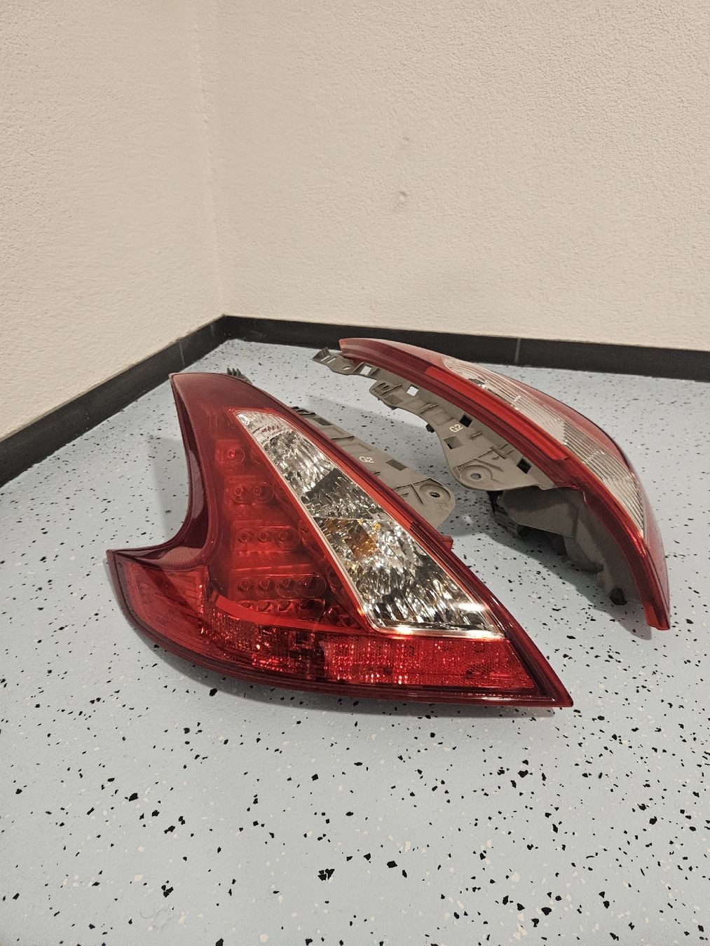 Nissan Fari: Front +Rückleuchten 370z Nismo 2016 – Usato da Bätterkinden venduto da Yanickmusti02 3