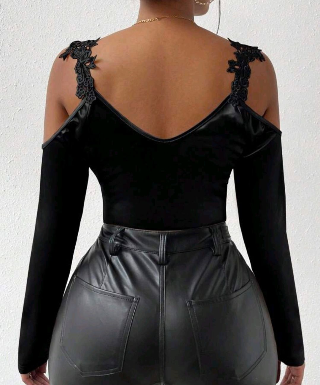 Top: Body noir chic à broderies, taille M – Nuovo (secondo la descrizione) da Lausanne venduto da Cassandra11 1