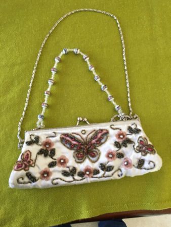 Weisse Clutch mit Schmetterling- Stickerei, neuwertig